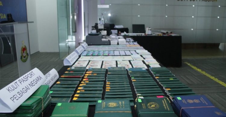 মালয়েশিয়ায় বিপুল পরিমান জাল পাসপোর্টসহ বাংলাদেশি গ্রেফতার