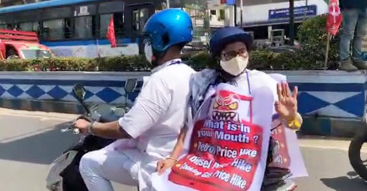 মূল্যবৃদ্ধির প্রতিবাদে স্কুটারে চড়ে নবান্নে গেলেন মুখ্যমন্ত্রী মমতা