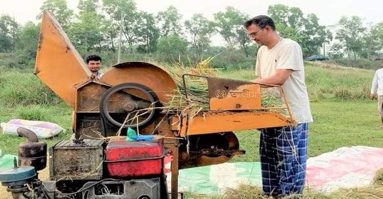 সিলেট—৩ আসনে মনোনয়ন প্রত্যাশী তাহমিন আহমদ কৃষকের ধান মাড়াই করে দেন