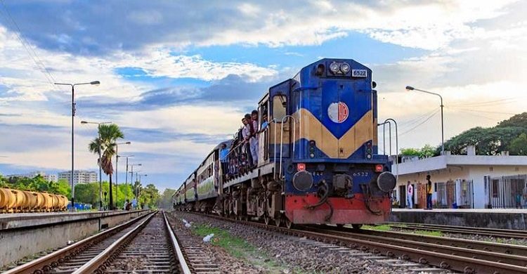 সারাদেশে ট্রেন চলছে, স্টেশন ট্রেন ধোয়া-মোছা, প্রতিটি যাত্রীর হাত হেক্সিসল দিয়ে জীবাণুমুক্ত করছে