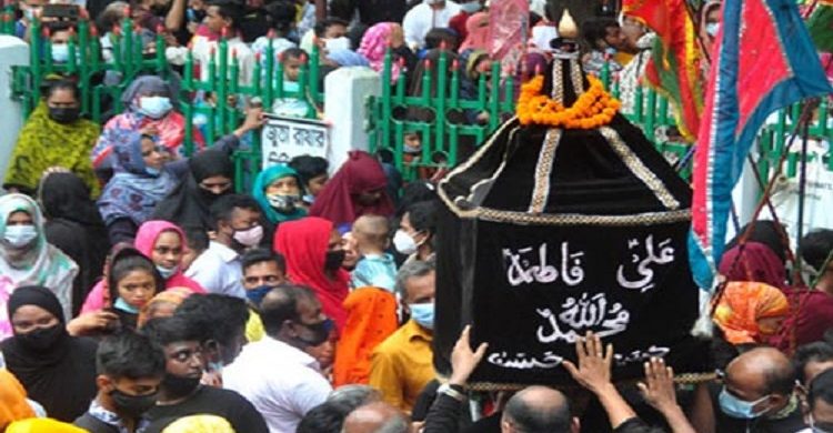 তাজিয়া মিছিল অনুষ্ঠিত হোসনি দালানের ভিতরে