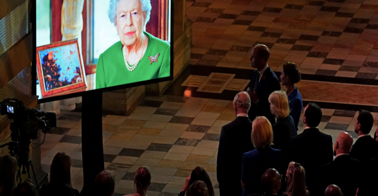 রাজনীতির ঊর্ধ্বে উঠে সত্যিকারের রাষ্ট্রনেতা হতে হবে এবং নিরাপদ পৃথিবী গড়তে হবে : রানি দ্বিতীয় এলিজাবেথ