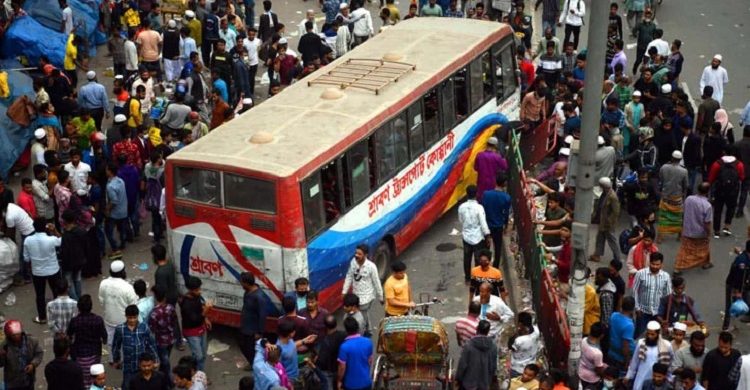 পুলিশ কর্মকর্তা বাস চালিয়ে মেরে ফেলেন ২ জন, একজন আমেরিকা প্রবাসী