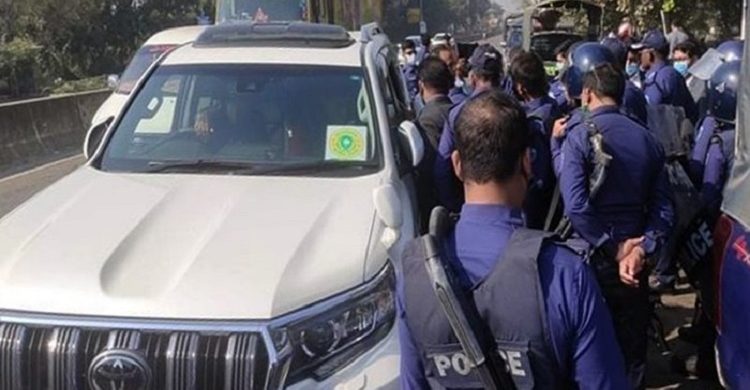 রুমিন ফারহানার গাড়ি আটক দুই ঘণ্টা