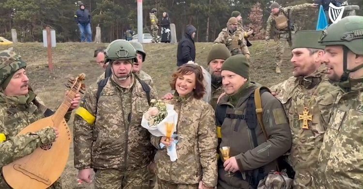 যুদ্ধের ময়দানে ইউক্রেনীয় স্পেশাল ব্রিগেডের দুই সেনার বিয়ে (ভিডিও)