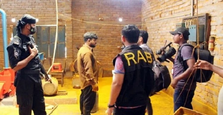 মাছের খাবারে রং মিশিয়ে গুঁড়া হলুদ-মরিচ, জরিমানা ২ লাখ