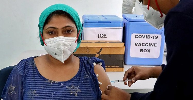 করোনা বাড়ছে, বাড়ি গিয়ে টিকা দেওয়ার পরামর্শ বিশেষজ্ঞদের
