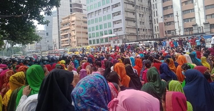 ঢাকায় পুলিশের সঙ্গে গার্মেন্ট শ্রমিকদের সংঘর্ষ