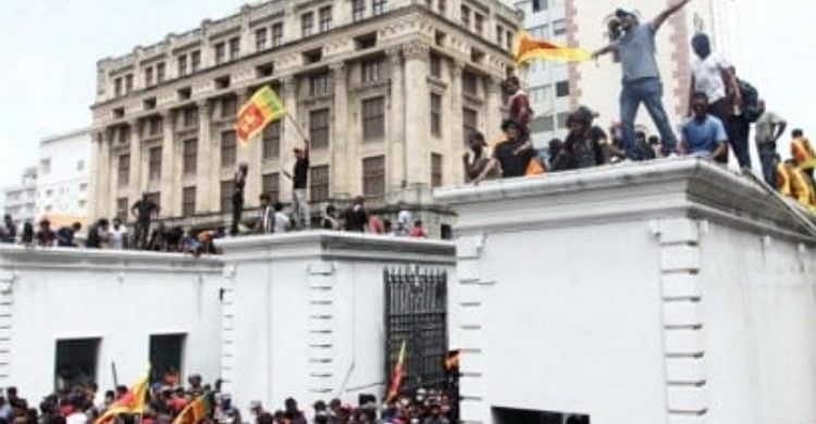 টালমাটাল পরিস্থিতি শ্রীলংকায়, সেনাপ্রধানের আহ্বান সবাইকে শান্ত থাকার