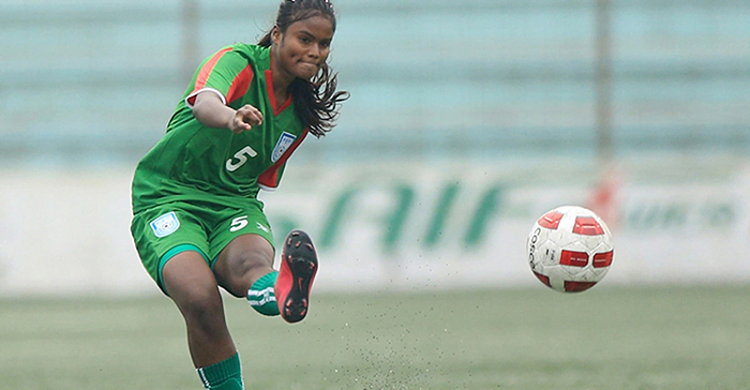 ফুটবলার আঁখির বাবাকে থানায় ধরে নেওয়ার হুমকি!