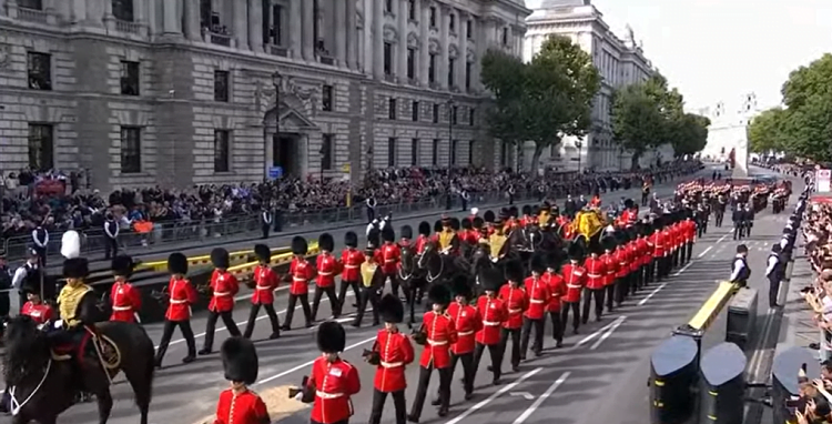 বাকিংহাম প্রাসাদ থেকে ওয়েস্টমিনস্টার হলে রানির মরদেহ (ভিডিও)