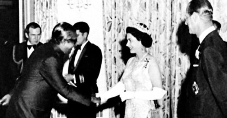 রানি এলিজাবেথের সঙ্গে বঙ্গবন্ধু, শেখ হাসিনা ও শেখ রেহানা