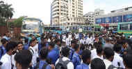 ঢাকায় সড়ক অবরোধ শিক্ষার্থীদের