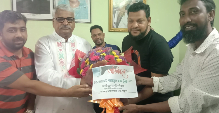 নতুন ডেপুটি স্পিকারকে লন্ডন আওয়ামী লীগের যুগ্ম সম্পাদকের পক্ষে ফুল দিয়ে বরণ