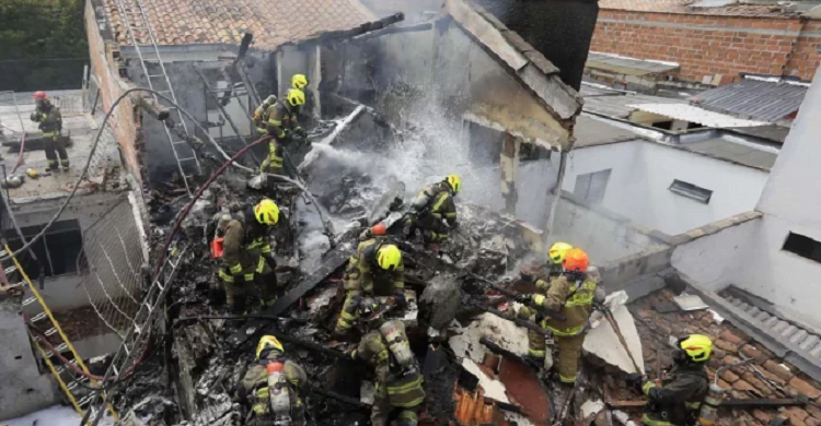 বিমানটি পড়ল বাড়ির ওপর, নিহত ৮