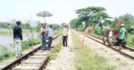 তীব্র গরমে রেললাইন বেঁকে যাওয়ার আশংকা, ট্রেনের গতি কমানোর নির্দেশ