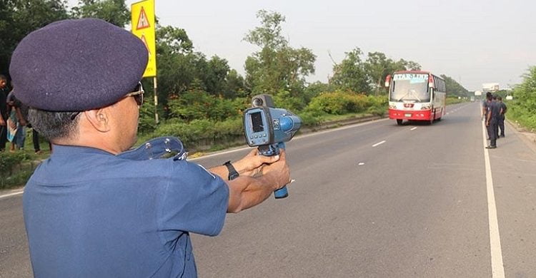 বেপরোয়া গতি নিয়ন্ত্রণে পুলিশ থাকবে সড়কে স্পিডগান নিয়ে