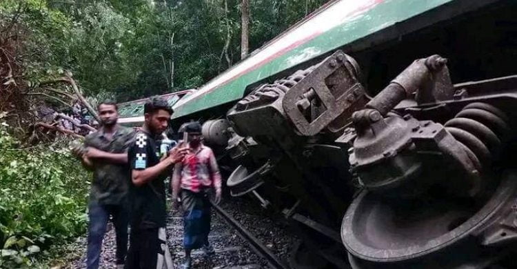 সিলেটের সঙ্গে রেল যোগাযোগ বন্ধ, গাছের সঙ্গে ধাক্কায় ট্রেন লাইনচ্যুত