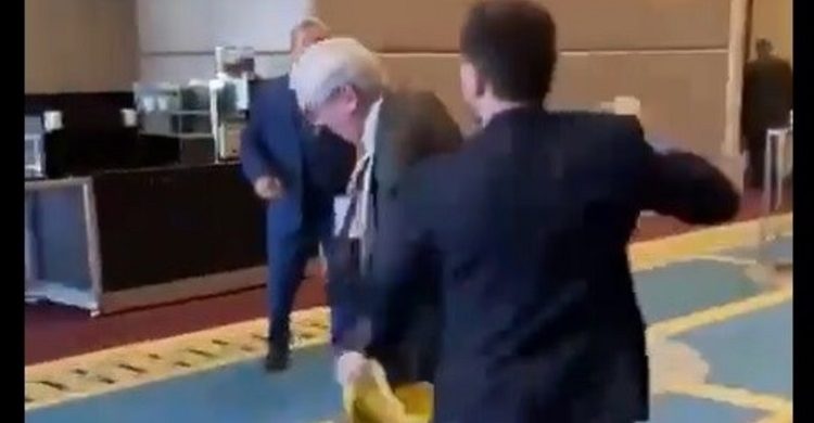 রুশ প্রতিনিধিকে ঘুষি মেরে ইউক্রেনীয় এমপি পতাকা কেড়ে নিলেন(ভাইরাল ভিডিও)