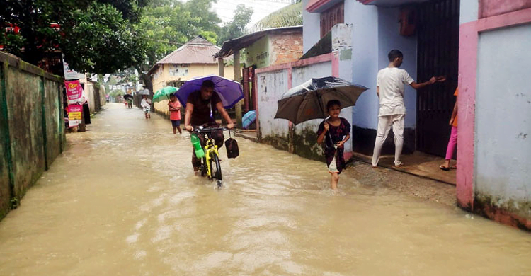 তিন ঘণ্টার টানা ভারি বৃষ্টিতে সিলেট নগরজুড়ে জলাবদ্ধতা