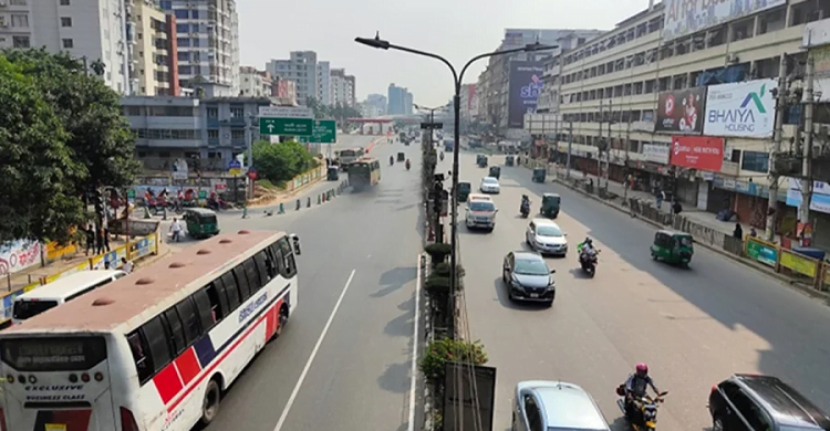ঢাকাসহ জেলা শহরগুলোতে বেড়েছে যান চলাচল, ছাড়েনি দূরপাল্লার বাস