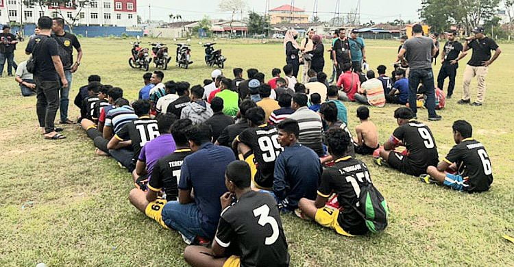 ফুটবল খেলতে গিয়ে মালয়েশিয়ায় আটক বাংলাদেশিসহ ৫৯ অভিবাসী