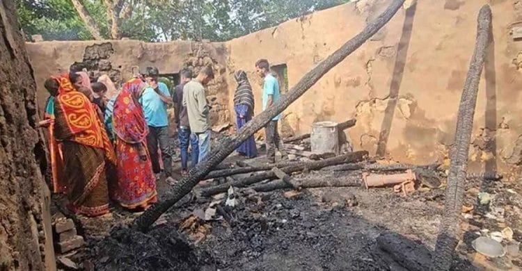 বজ্রপাত টিনের চালে, ঘরসহ পুড়ে ছাই মা ও শিশু