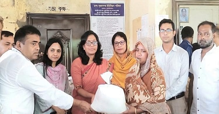 বড়লেখায় জেলা প্রশাসকের উদ্যোগে বন্যার্তদের মাঝে খাদ্য সামগ্রী বিতরণ