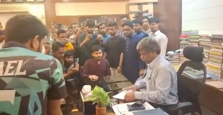 পদত্যাগের চাপ, হেনস্থা, অপমান ও আতঙ্কে আছেন অনেক শিক্ষক: বিবিসির প্রতিবেদন