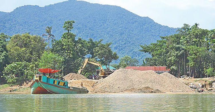 সিলেট: কানাইঘাটের লোভাছড়া থেকে অবাধে পাথর লুট হচ্ছে