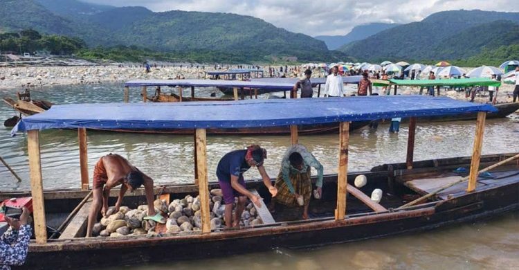 সাদাপাথর: পর্যটকবাহী ছাড়া সবধরণের নৌকা চলাচল নিষিদ্ধ