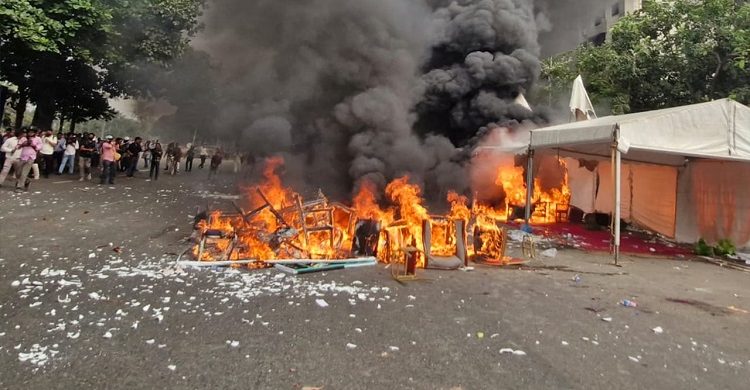 সংসদ এলাকায় ধাওয়া-পাল্টা ধাওয়া, ভাঙচুর, বিস্ফোরণ, জুলাই যোদ্ধাদের মঞ্চ দখল (ভিডিও)