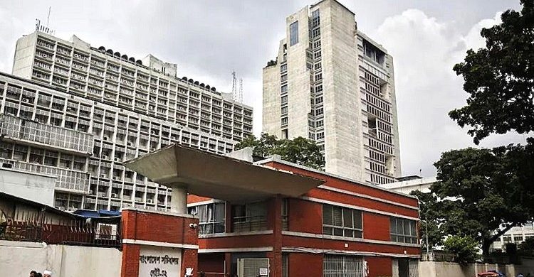 প্রশাসন থেকে ‘দলবাজ’ সরাতে বড় পরিবর্তন শুরু