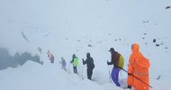 এভারেস্টে তীব্র তুষারঝড়, এক হাজার পর্যটক আটকা