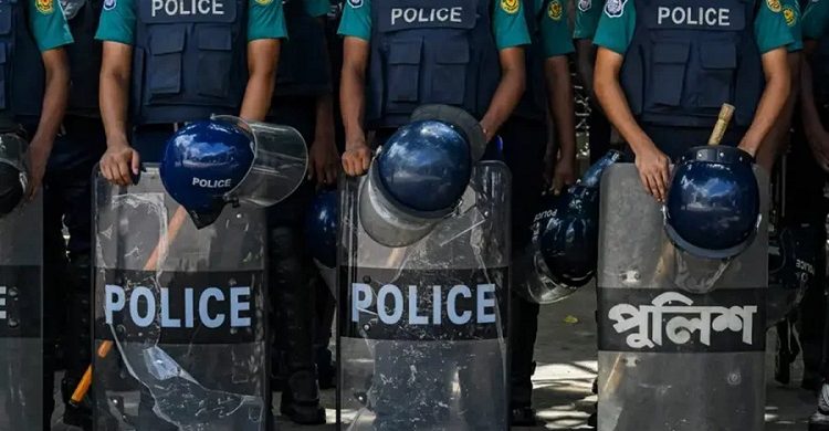 ঢাকা: বাসে আগুন ও ককটেল বিস্ফোরণ, মাঠে নামছে ১৭ হাজার পুলিশ