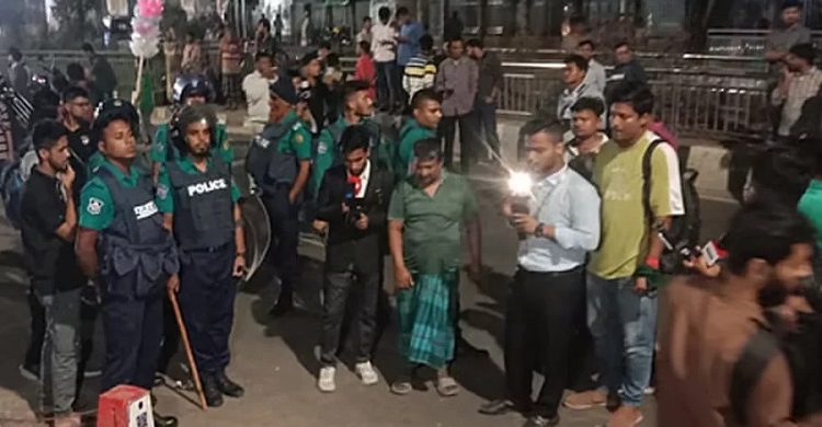 ঢাকা: টিএসসিতে দুটি ককটেল বিস্ফোরণ