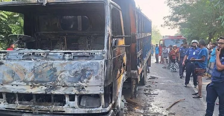 পদ্মা সেতুর সামনে অবরোধ, ট্রাকে আগুন, ককটেল বিস্ফোরণ