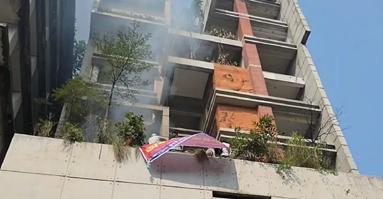 আ.লীগের কেন্দ্রীয় কার্যালয়ে আগুন