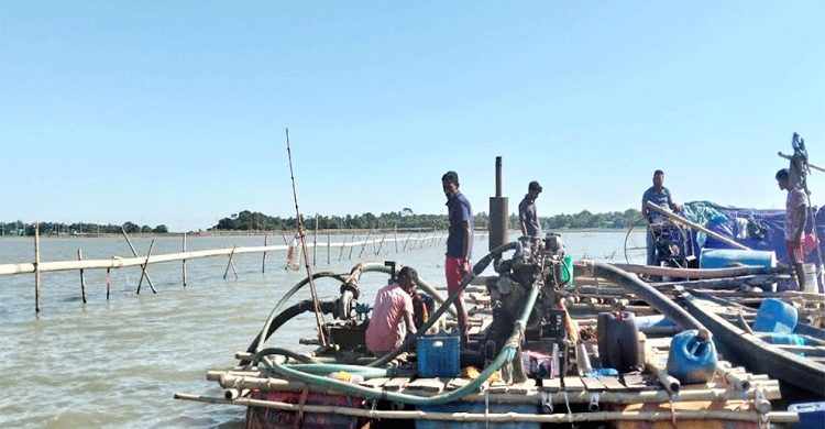 সুনামগঞ্জ: দিরাইয়ে ধুমধাম অবৈধ বালু উত্তোলন চলছে