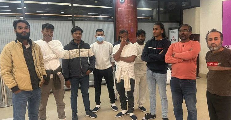 হ্যান্ডকাফ-শেকল পরিয়ে ফেরত পাঠাল যুক্তরাষ্ট্র আরও ৩১ বাংলাদেশিকে