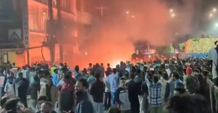 প্রথম আলোর অফিস ভাঙচুর, ডেইলি স্টারে অগ্নিসংযোগ