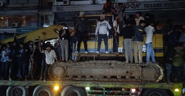 ধানমন্ডি-৩২ অভিমুখে ছাত্র-জনতা বুলডোজার নিয়ে