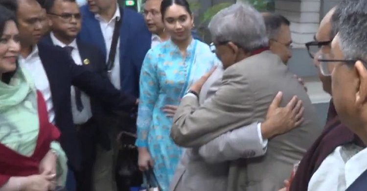 ছবিতে তারেক রহমানের দেশে ফেরা, খালি পায়ে দেশের মাটি স্পর্শ